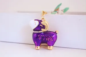 Détail d'un mignon porte-clés mouton en émail violet avec des strass brillants