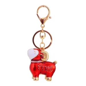 Porte-clés bélier rouge mignon avec collier en strass et accents dorés élégants