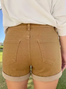 Vista posteriore dettagliata di pantaloncini di jeans stretch giallo senape con tasche.