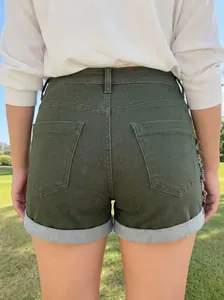 Vista posteriore di pantaloncini in denim elasticizzato verde oliva con orlo risvoltato