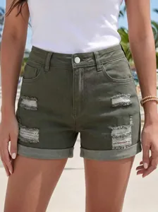 Pantaloncini di jeans elasticizzati verde oliva da donna con strappi e orli risvoltati