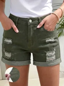 Vista dettagliata degli shorts in denim strappati verde oliva con orlo risvoltato