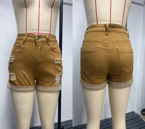 Vista dettagliata anteriore e posteriore di pantaloncini di jeans marroni con risvolto
