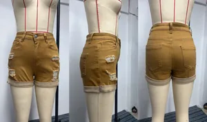 Dettaglio degli shorts in denim marrone da donna con strappi e orlo risvoltato