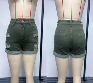 Pantaloncini di jeans strappati verde militare da donna con vestibilità slim e risvolto.