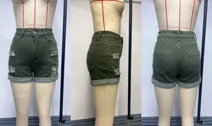 Vista tripla dettagliata di pantaloncini di jeans verde oliva strappati con risvolto