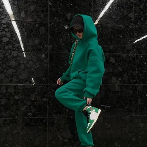 Zweiteiliges grünes Oversized-Hoodie und Jogginghosen-Sportset für herbstlichen Streetstyle