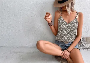 Strakke V-hals top in Franse stijl met metalen gespen en geometrische print erop
