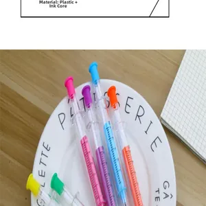 Dettaglio di creative penne gel colorate a forma di siringa su un piatto decorativo