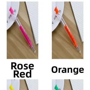 Dettaglio di penne gel creative a forma di siringa nei colori rosa e arancione