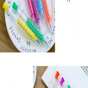 Primo piano di penne gel a forma di siringa con inchiostro colorato e scala graduata
