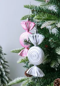 Detalle de los adornos navideños en forma de caramelo en un árbol festivo