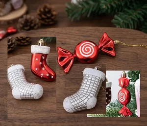 Primer plano de adornos navideños en forma de calcetín y caramelo, rojos y plateados