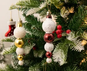 Detalle de bolas de Navidad brillantes con forma de calabaza en un árbol festivo