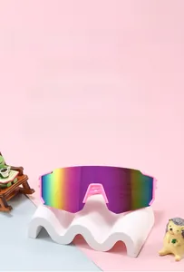 Vista dettagliata degli occhiali da sole sportivi rosa per bambini con lenti UV400