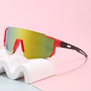 Occhiali da sole sportivi per bambini con montatura rossa e lenti specchiate UV400