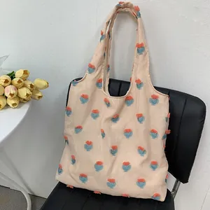 Bolso de lona color melocotón con delicado patrón floral de tulipán bordado a mano
