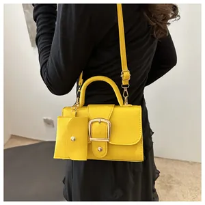 Leuchtend gelbe quadratische Handtasche mit passendem Mini-Beutel und großer Metallschnalle