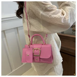 Elegante mini borsa a tracolla color rosa caramella con fibbia decorativa da donna