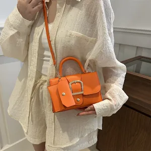 Borsa a mano quadrata arancione minimalista con grande fibbia in metallo e manico