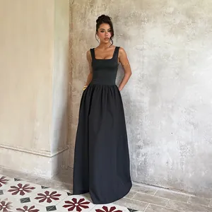 Elegante abito lungo nero senza maniche in maglia con scollo quadrato e linea a A