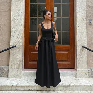 Elegante abito nero in maglia a costine con scollo quadrato e gonna lunga a trapezio