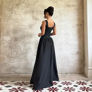 Elegante abito lungo in maglia nera con scollo quadrato e linea a trapezio da donna
