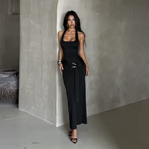 Elegante abito lungo nero all'americana con fibbia metallica e dettaglio fusciacca pendente