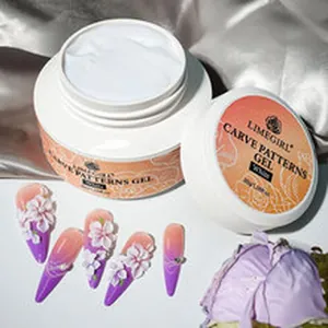 Dettaglio del gel per nail art bianco da 30g con esempi di decorazioni floreali 3D