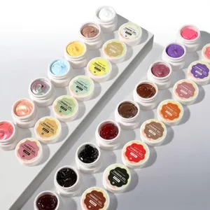 Vista dettagliata di 16 colori vivaci di gel per pittura ombre in piccoli barattoli bianchi