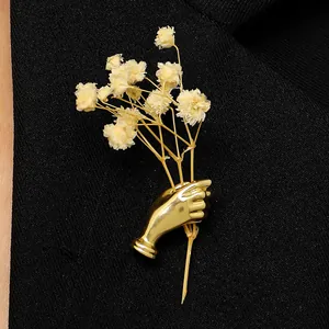 Kreative goldene Hand-Brosche mit Trockenblumen, künstlerische Anstecknadel