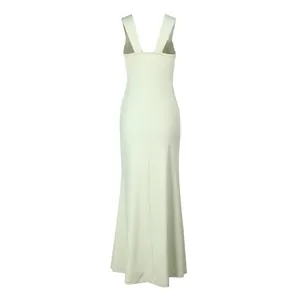 Vue arrière d'une élégante robe longue vert menthe de style français à larges bretelles