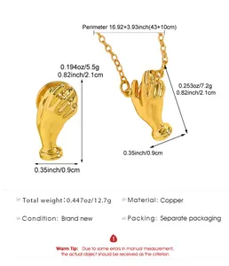 Detaillierte Größen- und Gewichtsparameter für Brosche und Halskette mit goldener Hand.