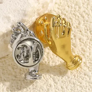 Detailansicht kreativer handförmiger Blumenstrauß-Broschen in Gold und Silber