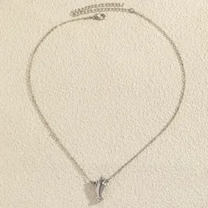 Collana creativa con pendente porta bouquet argentato su sfondo crema testurizzato