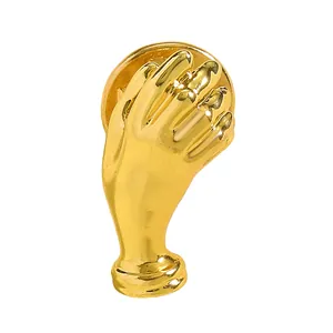 Detailaufnahme einer eleganten goldenen handgeformten Brosche für Blumensträuße auf weiß