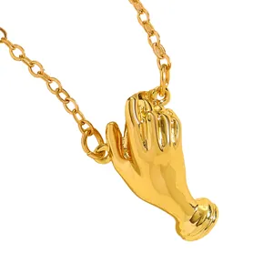 Detailaufnahme eines eleganten goldfarbenen Handanhängers an einer feinen Kette