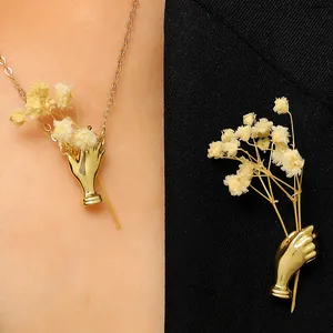 Eleganter goldener Broschen- und Halskettensatz in Handform für kleine Trockensträuße.