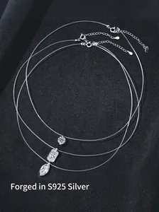 Gros plan détaillé montrant les pendentifs en moissanite sur des colliers invisibles en nylon