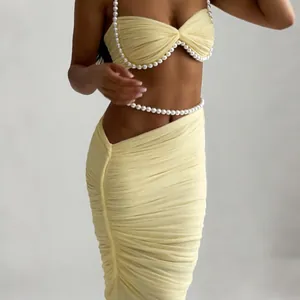 Sexy gelbes Set bestehend aus Crop-Top mit Perlenbesatz und gerafftem Bodycon-Maxirock