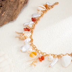 Nahaufnahme einer böhmischen Strand-Taillenkette mit Muscheln, Perlen und Seesternen