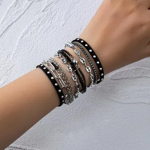 Vista dettagliata di un set di bracciali multistrato in stile western con catene
