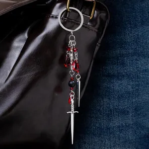 Ciondolo per borsa vintage stile western in lega con perline rosse e spada d'argento