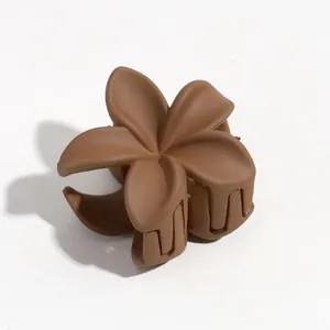 Eleganter mattbrauner Plumeria-Blumen-Haarclip für Damen, stilvolles Haar-Accessoire