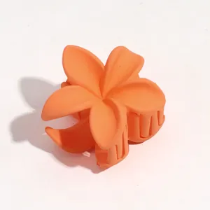 Lebhafte orangefarbene matte Frangipani-Blumenhaarklammer für trendige Damen und Mädchen