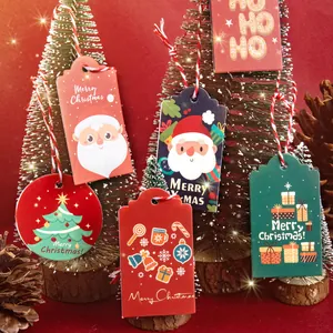 Vue détaillée de diverses étiquettes de Noël suspendues à de petits arbres décoratifs
