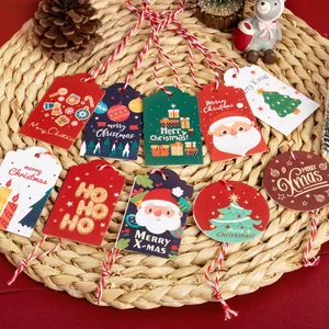 Assortiment d'étiquettes cadeaux de Noël avec motifs de Père Noël sur fond de tapis en paille