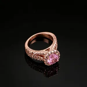 Bague en or rose à trois couches sertie de zircons et d'une pierre rose centrale