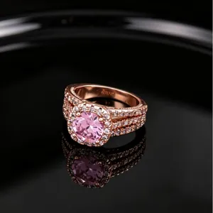 Bague luxueuse à trois rangs en or rose avec un grand zircon rose rond au centre