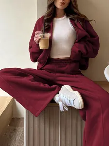 Ensemble deux pièces femme avec sweat à capuche bordeaux et pantalon large décontracté
